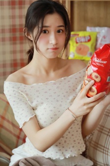 客厅乱H伦女小芳